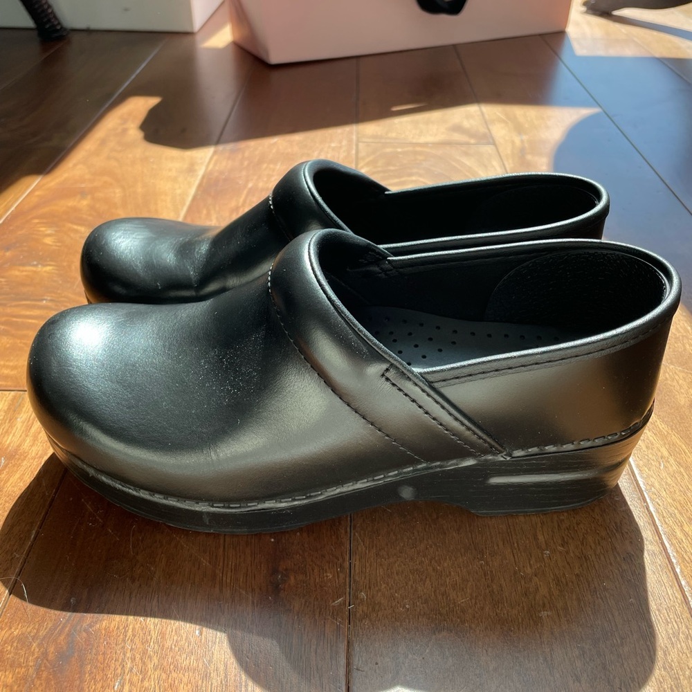 Dansko Narrow Pro. Size: 9. Clogs!